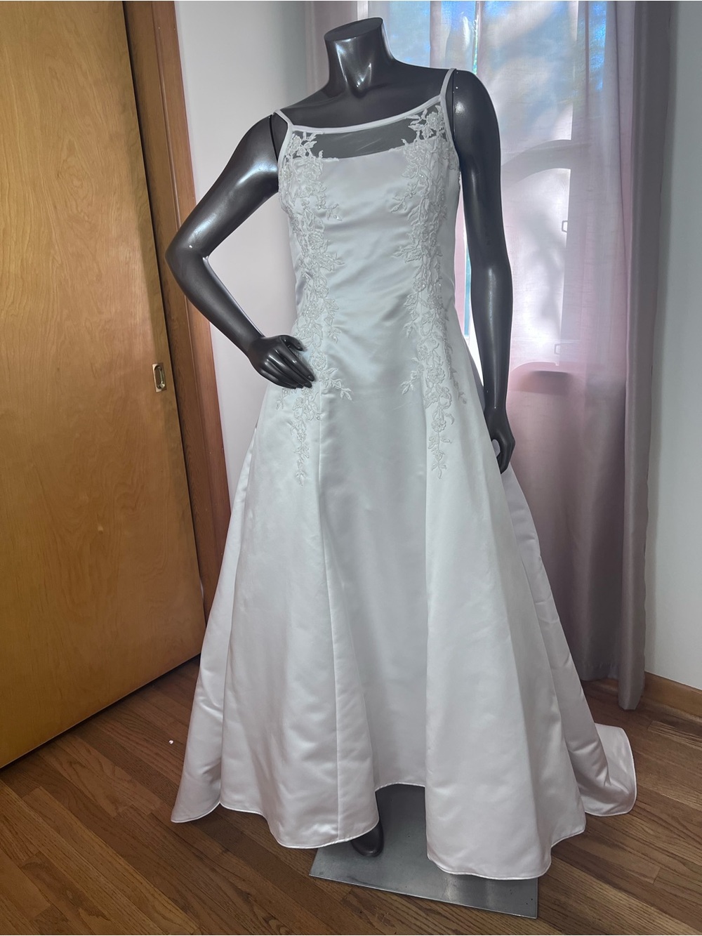 Elegant White Satin A-Line Wedding Dress with Lace Appliqué size 16 Petite